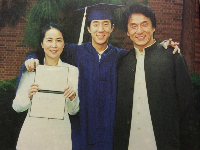 Джейси Чан с мамой Джоан Линь Фэнцзяо и отцом Джеки Чаном. / Фото: imghub.ru