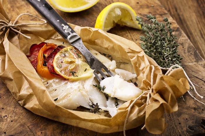 Рыба, запеченная в пергаменте. / Фото: foodservicespb.ru