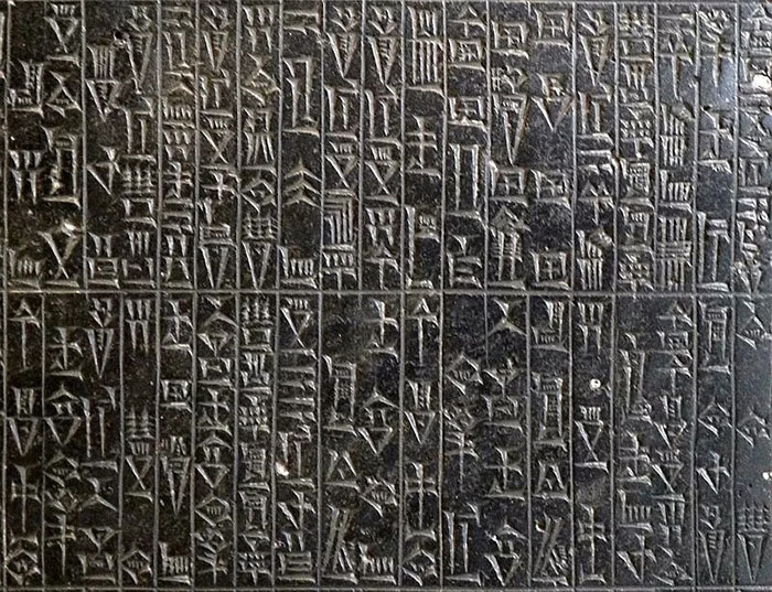 Кодекс Хаммурапи, высеченный на камне.