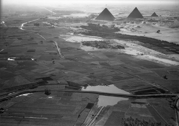 Каир, Египет. Вид на пирамиды и границу возделанной долины Нила. 1938 год.