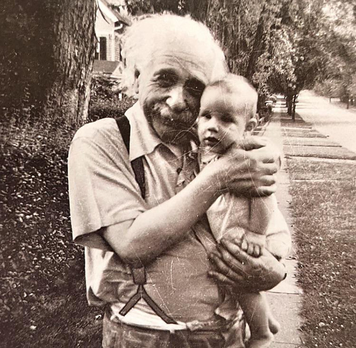 Альберт Эйнштейн с новорождённым сыном.