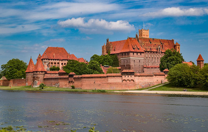 Замок служил укреплённой крепостью и монастырём для рыцарей Тевтонского органа.