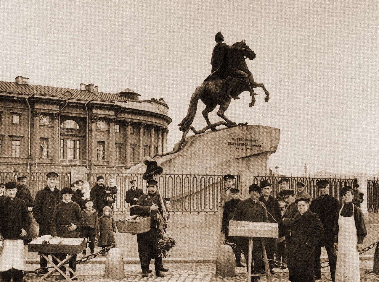 Памятник петру 1 на московском вокзале санкт петербурга