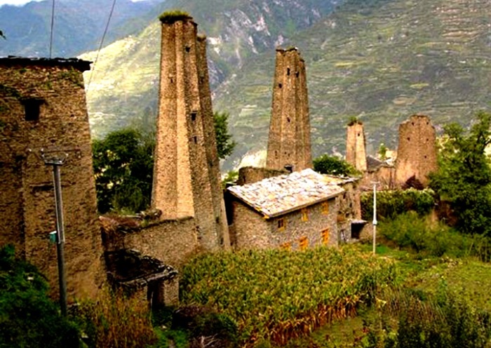 Эти монументальные сооружения были построены из тесаного камня, кирпича и дерева (The Himalayan Towers, провинция Сычуань). | Фото: amusingplanet.com.