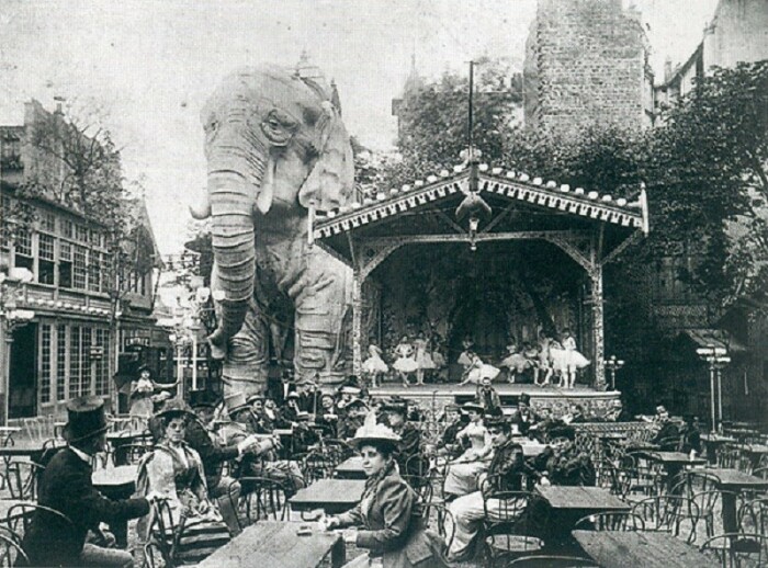 Первые представления проходили во внутреннем дворе рядом с гигантским слоном (Moulin Rouge, Париж). | Фото: art-facts.com.