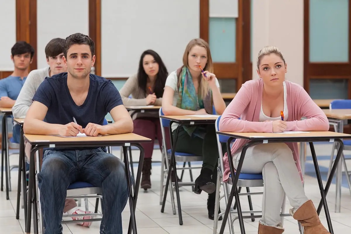 Почему в США ученики сидят по одному за партой, а в российских – по двое СССР
