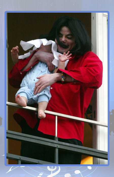 Майкл Джексон с младшим сыном в 2002 году.