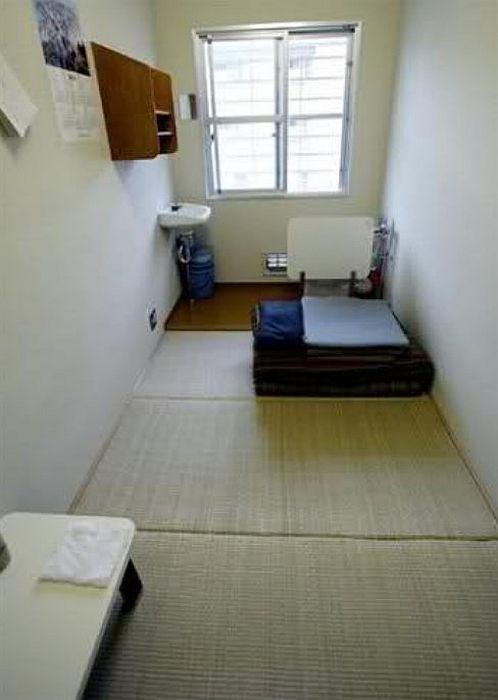 Одиночная камера в японской тюрьме. / Фото: www.tinypic.com
