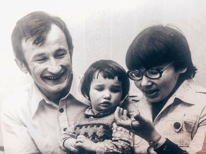 Анфиса Чехова в детстве с родителями. / Фото: www.letidor.ru