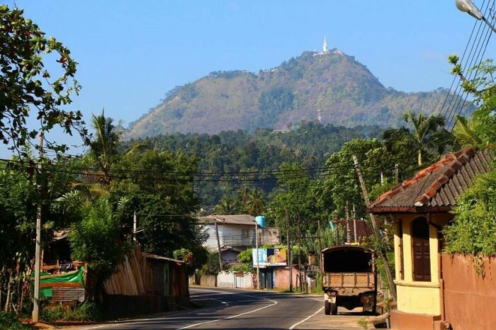 Башню Амбулувава на вершине одноименной горы видно издалека (Ambuluwawa Temple, Шри-Ланка). | Фото: pazooktraveljournal.com.