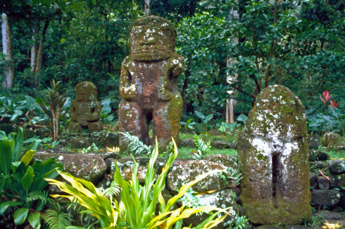 Каменные статуи можно увидеть среди экзотических зарослей острова (Нуку-Хива, Французская Полинезия). | Фото: cognitiomatrix.com.