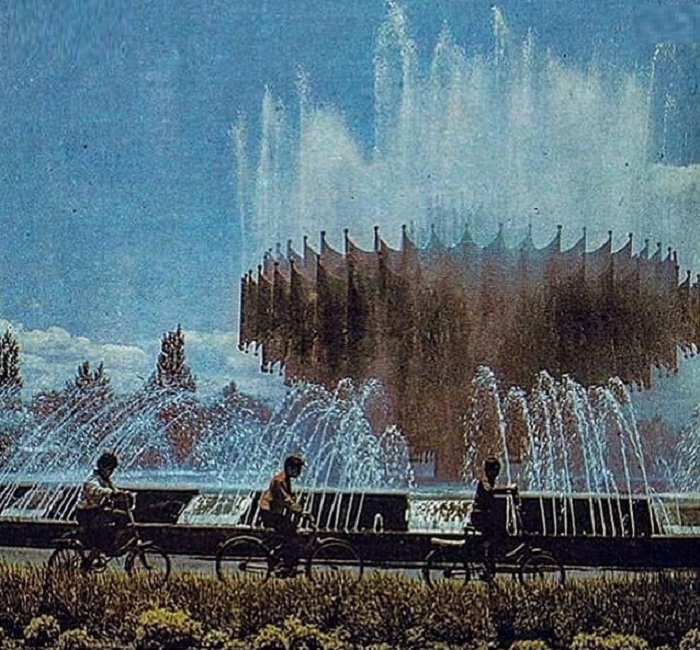 Этот снимок лишний раз подтверждает то, что автору удалось создать безвременные шедевры, которые нужно сохранять (фонтан «Дружба», Гюмри). | Фото: vk.com, © Советский Футуризм. 