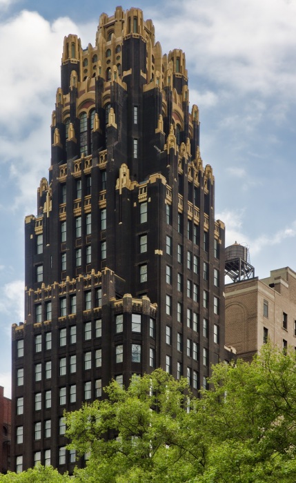 Нью-Йоркский небоскреб American Radiator Building в стиле ар деко. /Фото: upload.wikimedia.org 