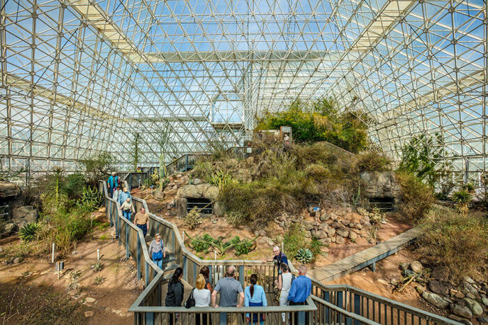 Экскурсия в «Биосфере-2» – ходить можно только по дорожкам. /Фото: news.cnrs.fr