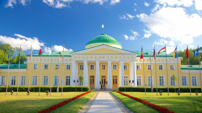 Таврический дворец в Санкт-Петербурге возведен в стиле классицизма. /Фото: st-petersburg.guide