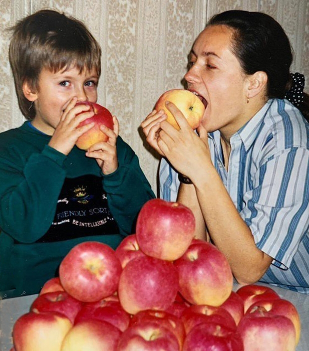 Пётр Верзилов в детстве с мамой. / Фото: социальные сети