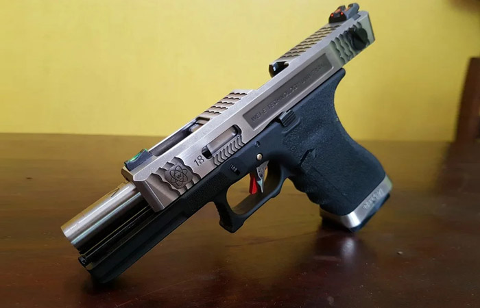  Glock 18./ : imgur.com