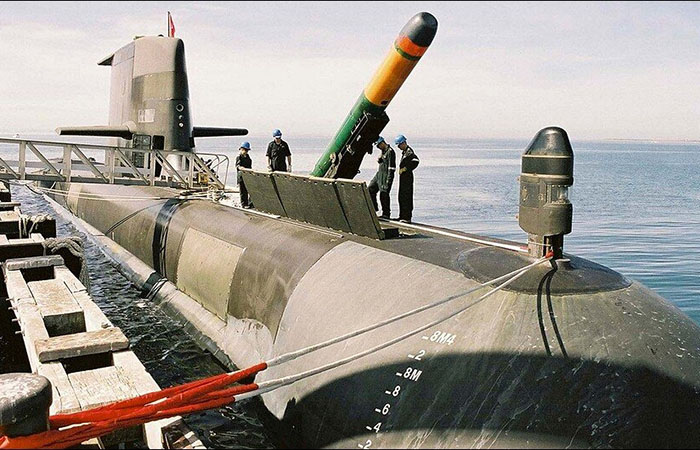 Погрузка торпеды на подводную лодку./ Фото: dzen.ru