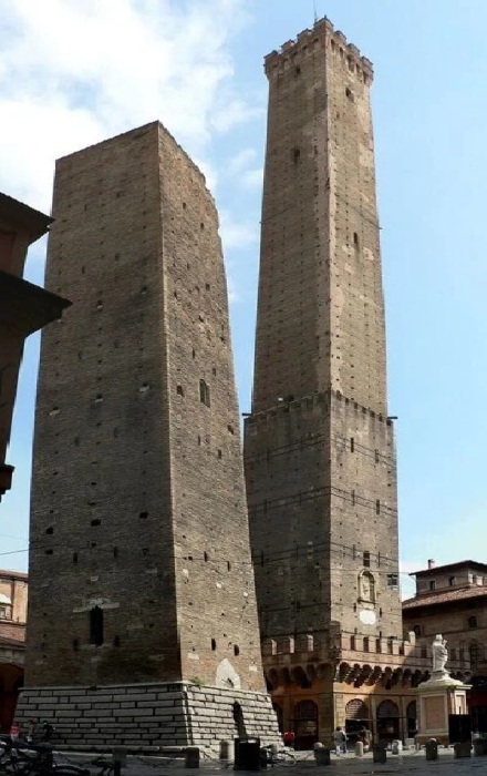 Как ни старались представители семьи Garisenda, их башня все же оказалась намного ниже (Болонья). | Фото: somethingaboutitaly.com.