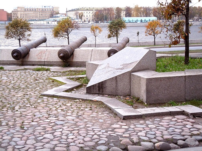 Памятный знак в Санкт-Петербурге, стоящий на месте расположения Ниеншанца. /Фото: wikipedia.org
