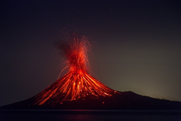 Подавляющее большинство землетрясений и извержений вулканов происходит именно в пределах Тихоокеанского огненного кольца. /Фото: kontinentalist.com