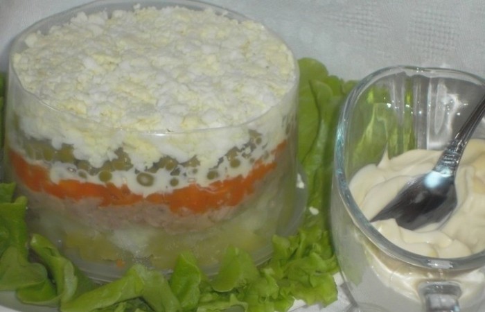 Сначала этот салат подавали в ресторанах, а впоследствии - на новогодний стол во многих советских семьях/Фото:mirpovara.ru