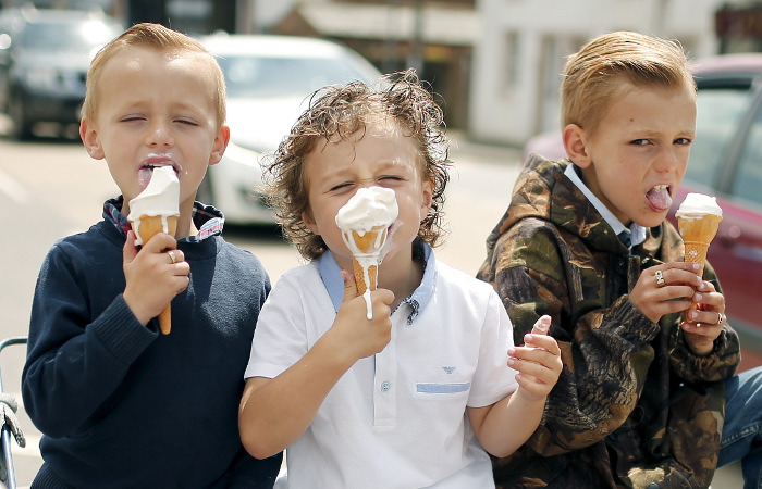 Дети лакомятся мороженым. / Фото: sport-interfax.ru