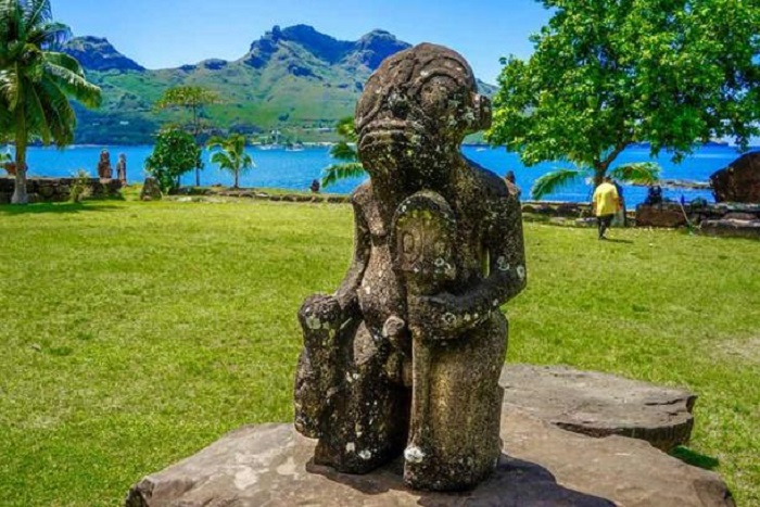 Каменные изваяния – главная достопримечательность острова Нуку-Хива (Французская Полинезия).