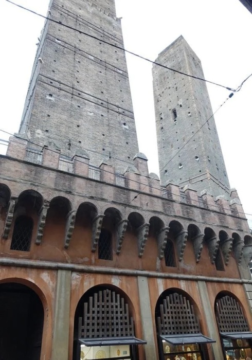 В Средние века во время опасности башни выступали в роли цитадели (башни Asinelli и Garisenda, Болонья). | Фото: amusingplanet.com.