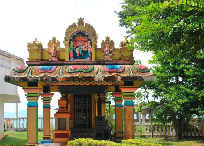 На вершине горы Амбулувава можно увидеть копии храмов разных религий (Гампола, Шри-Ланка). | Фото: srilankafinder.com.