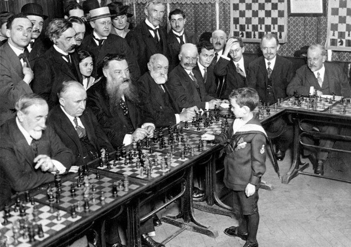 8 yaşındaki Samuel Reshevsky'nin birkaç yetişkin ustayı aynı anda satrançta yendiği ünlü fotoğraf