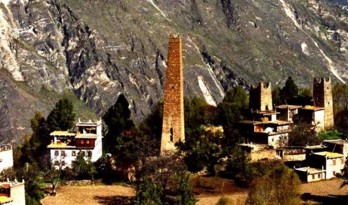 Своеобразные небоскребы древности неплохо сохранились в деревнях, где их приспособили под хозяйственные нужды (The Himalayan Towers, провинция Сычуань). | Фото: trasyy.livejournal.com.