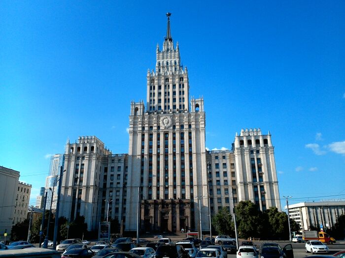 Безумный эксперимент с домом-метро на площади Красных Ворот Архитектура