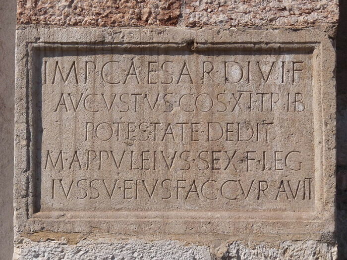 Латинская надпись Марка Аппулея (23 г. до н.э.) на притворе церкви Сант-Аполлинаре: «Император Цезарь Дивий Ф.» /Фото: wikipedia.org 
