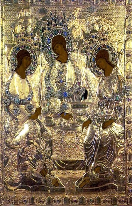 Икона «Троица» в золотом окладе с драгоценными камнями. / Фото:cdn.ren.tv
