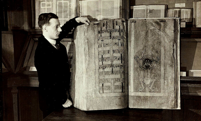 Смотритель с Кодексом Гигас в демонстрационном зале Национальной библиотеки, 1929 год. \ Фото: kb.se.