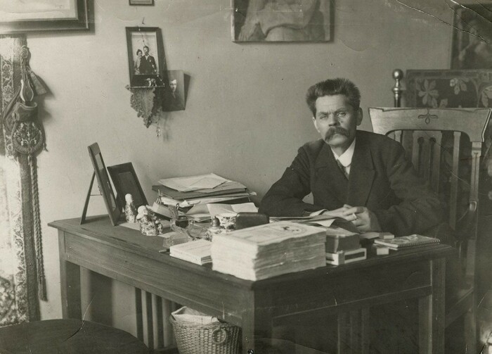 В 1902 году Горький возглавил издательство «Знание», которое оказалось довольно успешным и прибыльным.