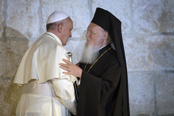 Папа Франциск и Вселенский патриарх Варфоломей встретились в Иерусалиме после подписания знакового обязательства работать вместе ради дальнейшего единства. / Фото: Getty Images 