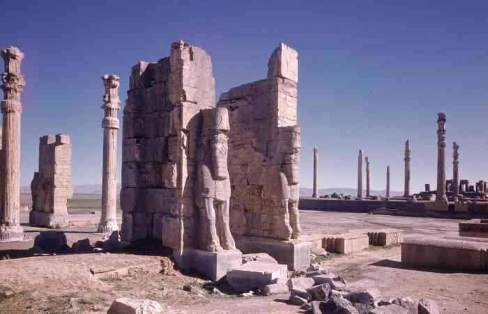 Ворота всех земель, возведённые Ксерксом в 5 в. до нашей эры в древнем персидском городе Персеполе. \ Фото: pinterest.com.
