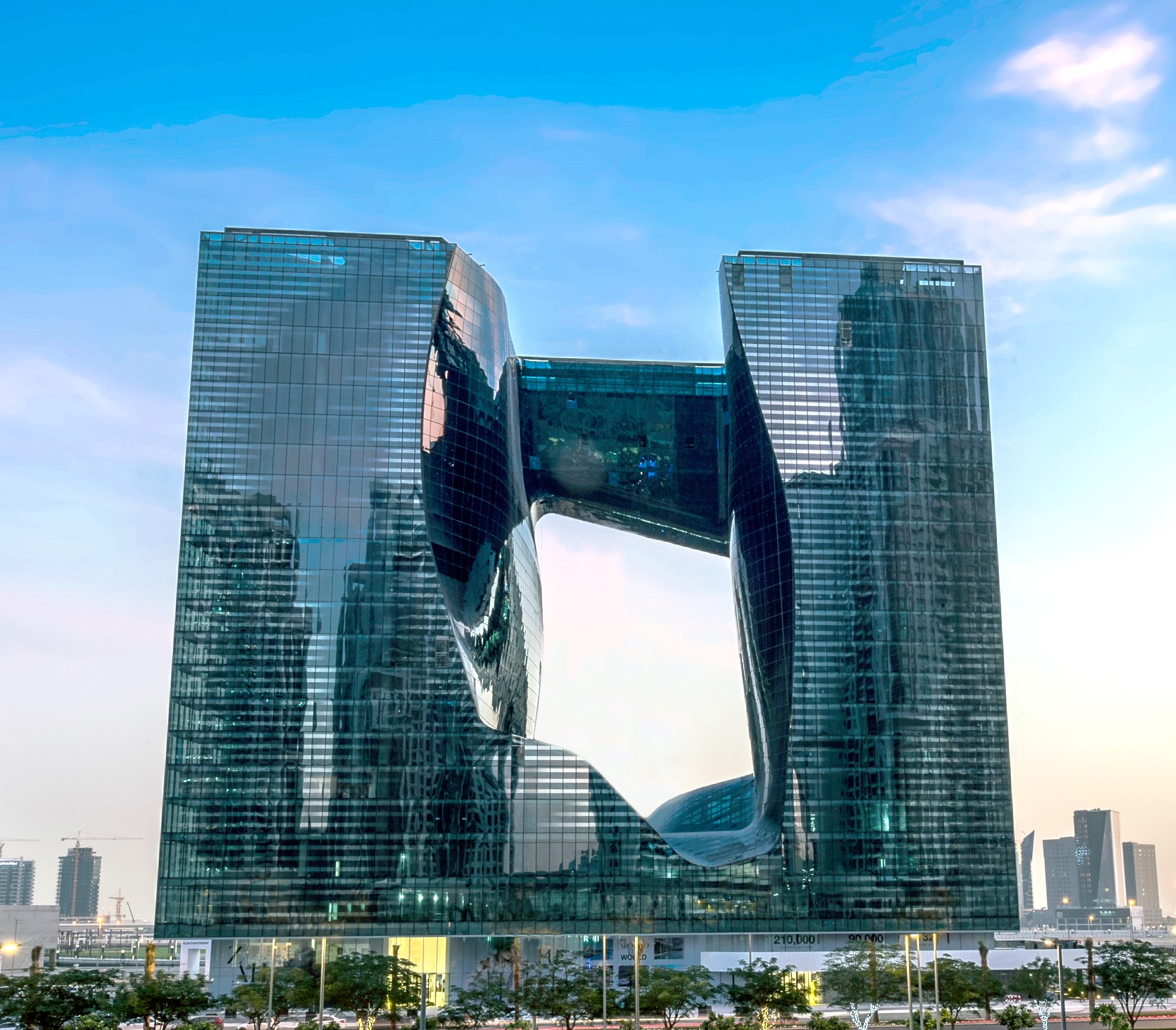 В Дубае закончилось строительство отеля, спроектированного Захой Хадид Небоскребы