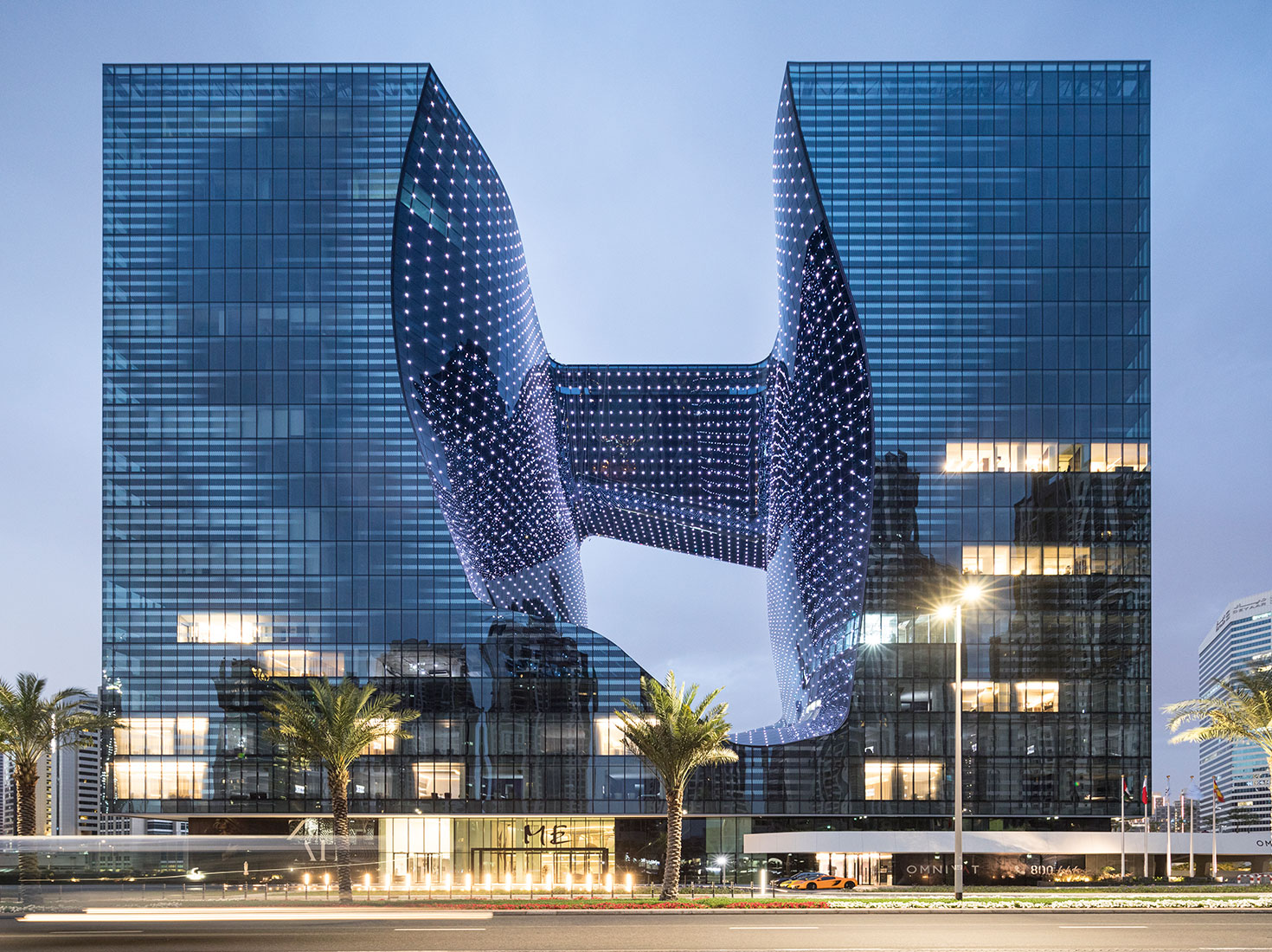 В Дубае закончилось строительство отеля, спроектированного Захой Хадид Небоскребы