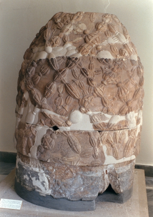 Камень омфалос из Дельф эллинистической эпохи. \ Фото: commons.wikimedia.org.