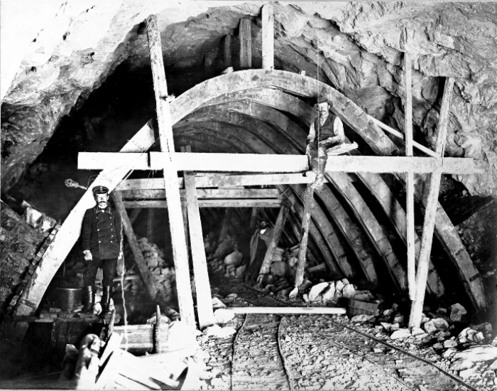 Даже строительство коротенького тоннеля в скале сто лет назад - тяжелейший труд. /Фото: baikaltrain.ru