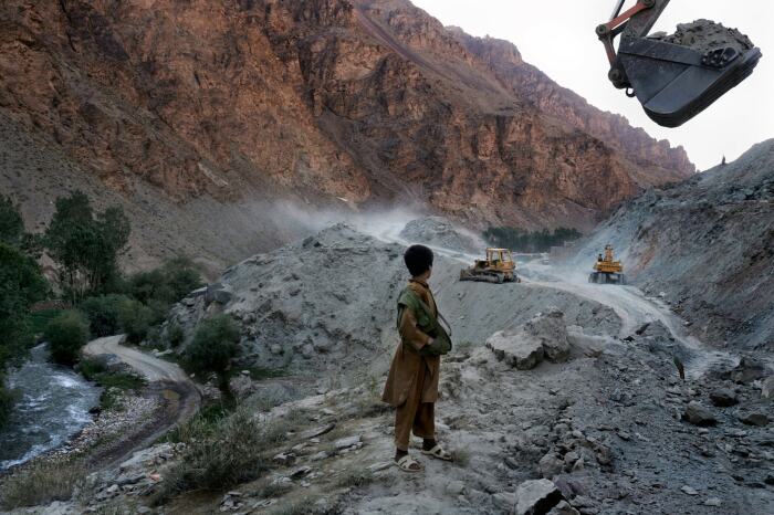 Почему великие державы столетиями сражаются за Афганистан, в котором нет ничего кроме овец и камней? Афганистан