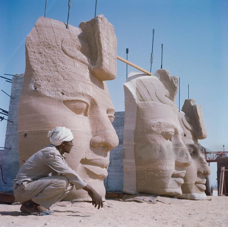 3. Каменные головы статуй, разобранные на части для перемещения