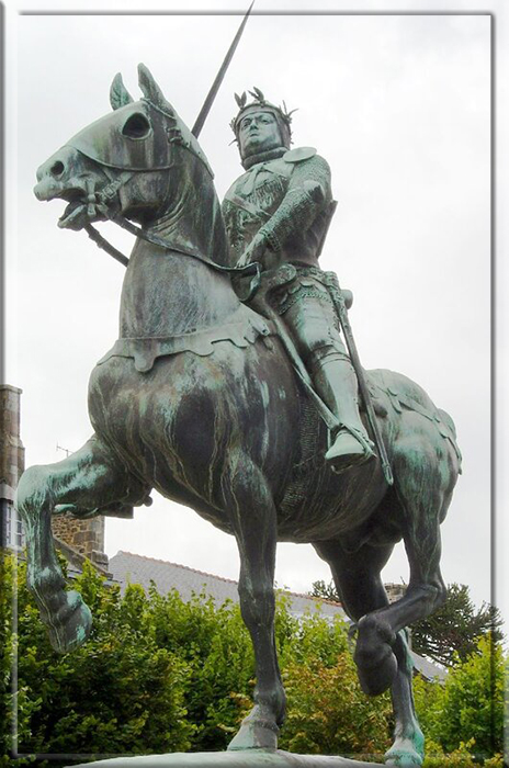 Памятник Бертрану дю Геклену - герою Столетней войны, который помог Франции выстоять тогда, когда Орлеанская дева ещё не родилась.