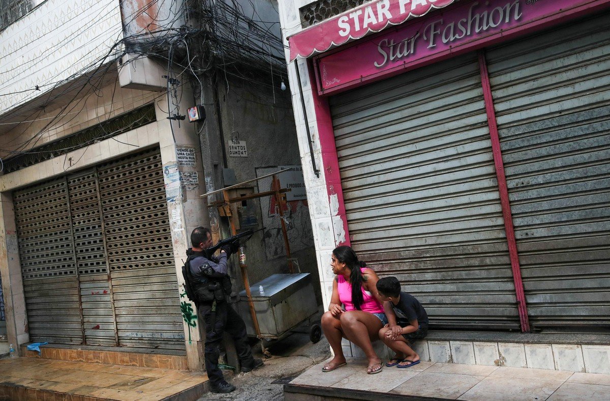 Полицейский рейд в трущобах Рио-де-Жанейро