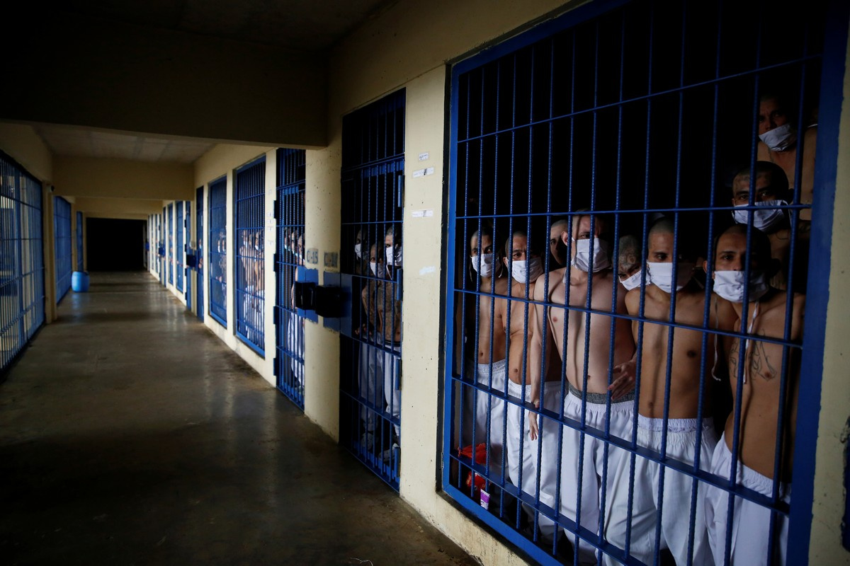 Переполненные тюрьмы Сальвадора.