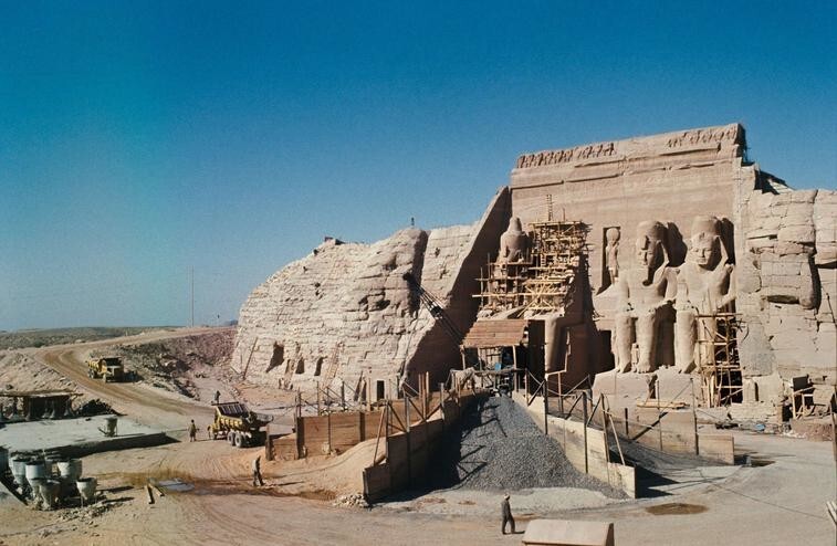 33. Реконструкция статуй фараона Рамсеса II в Абу-Симбеле в 1968 году