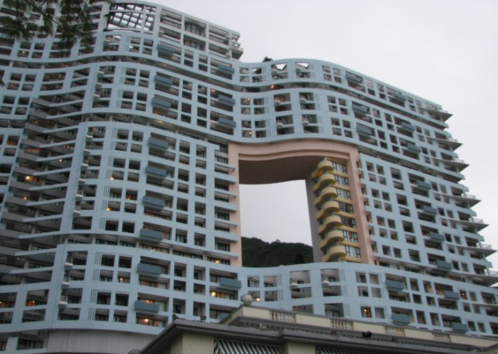 Причины появления сквозных отверстий в высотных зданиях Гонконга для многих остаются загадкой / Фото: twitter.com